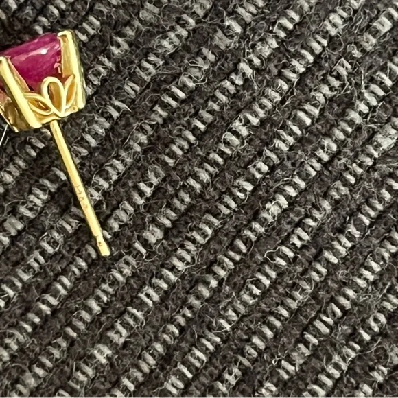 14kyg Ruby stud earrings, 5mm - Picture 10 of 11
